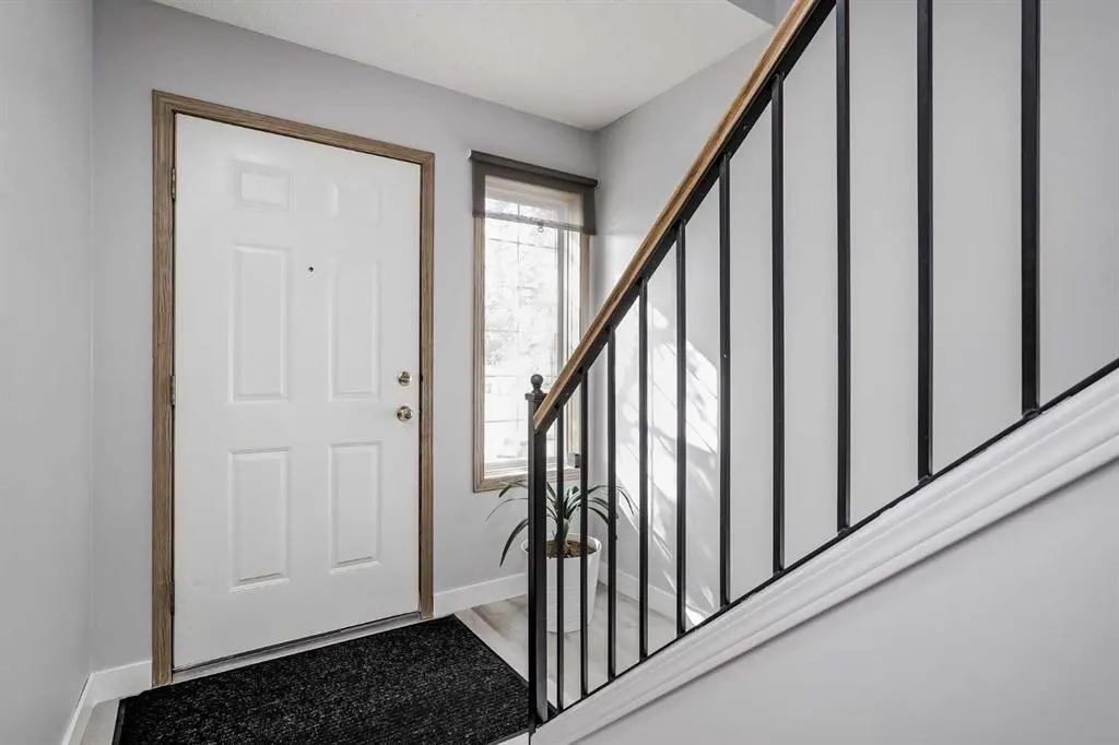83 Country Hills Villas NW