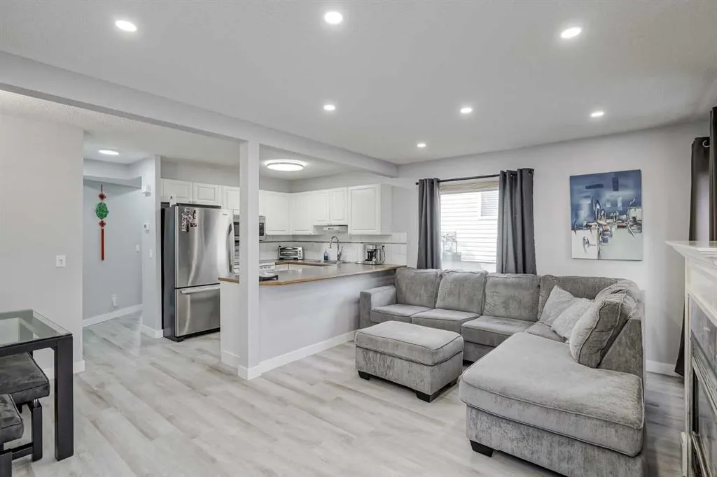 83 Country Hills Villas NW
