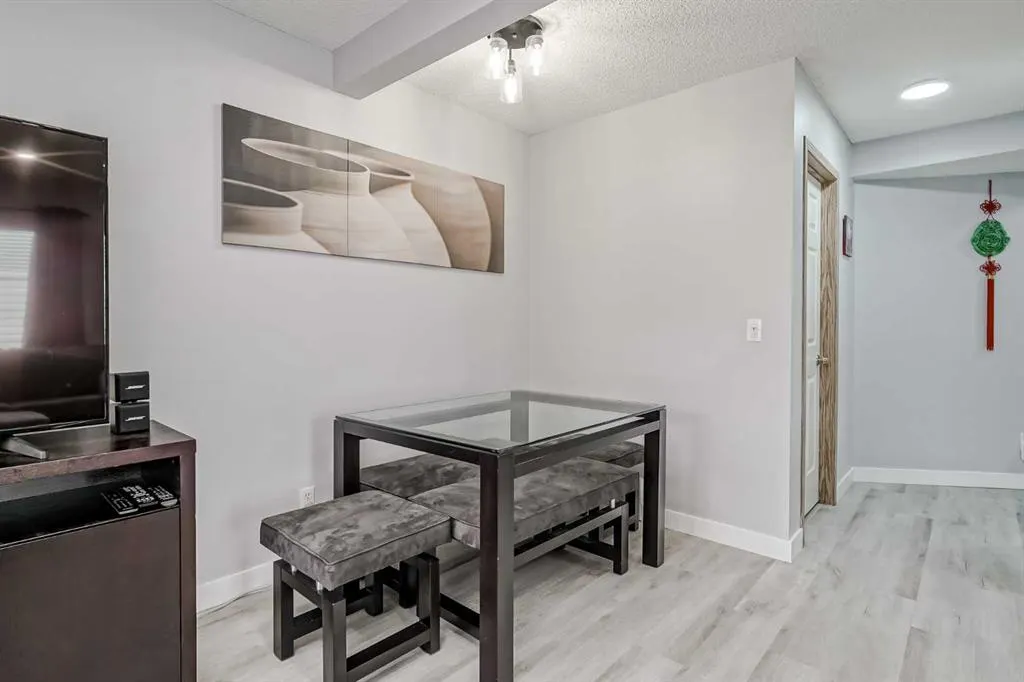 83 Country Hills Villas NW