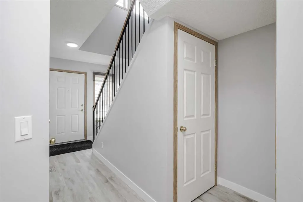 83 Country Hills Villas NW