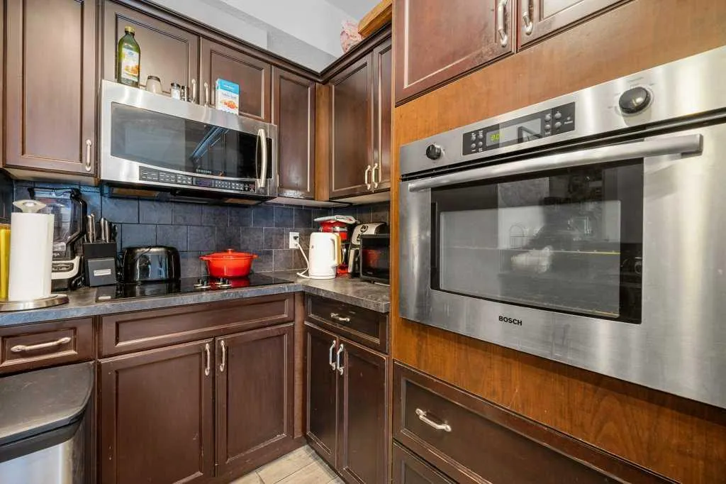 60 Royal Oak Plaza NW, #221