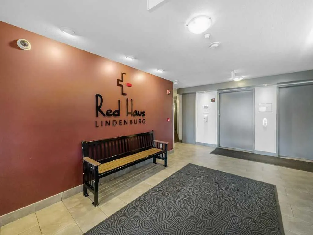 60 Royal Oak Plaza NW, #221