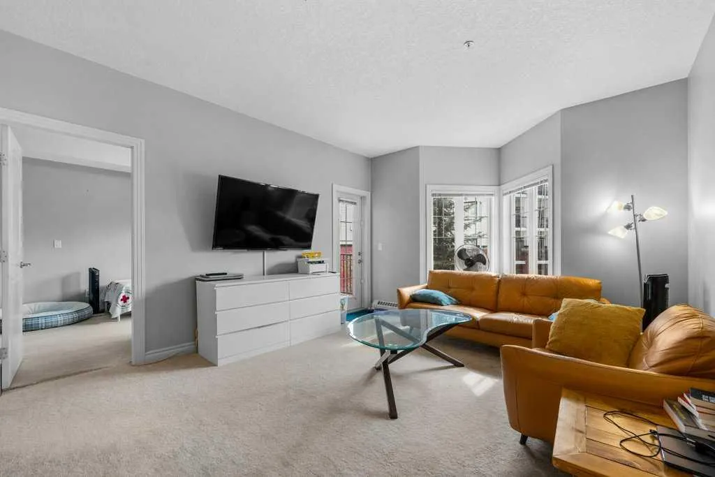 60 Royal Oak Plaza NW, #221