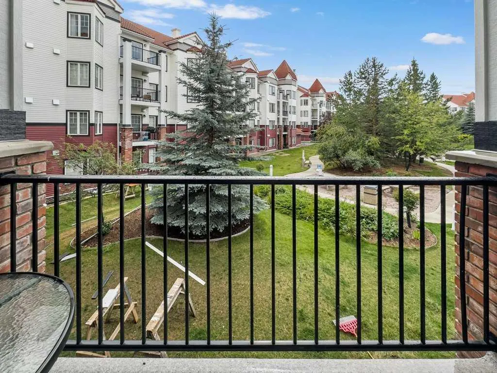 60 Royal Oak Plaza NW, #221