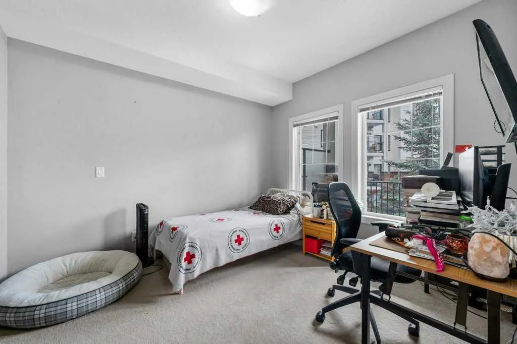 60 Royal Oak Plaza NW, #221