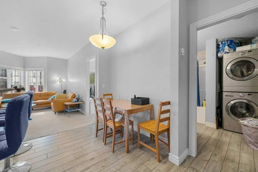 60 Royal Oak Plaza NW, #221