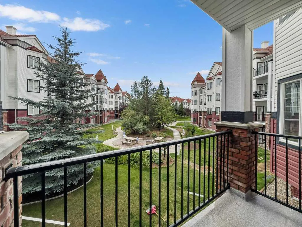 60 Royal Oak Plaza NW, #221