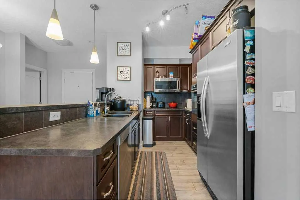 60 Royal Oak Plaza NW, #221