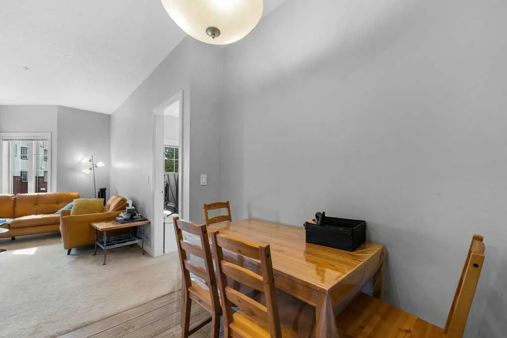 60 Royal Oak Plaza NW, #221