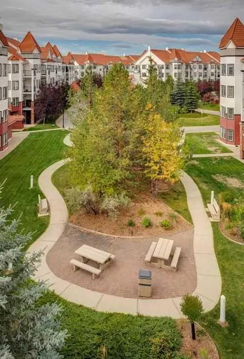 60 Royal Oak Plaza NW, #221