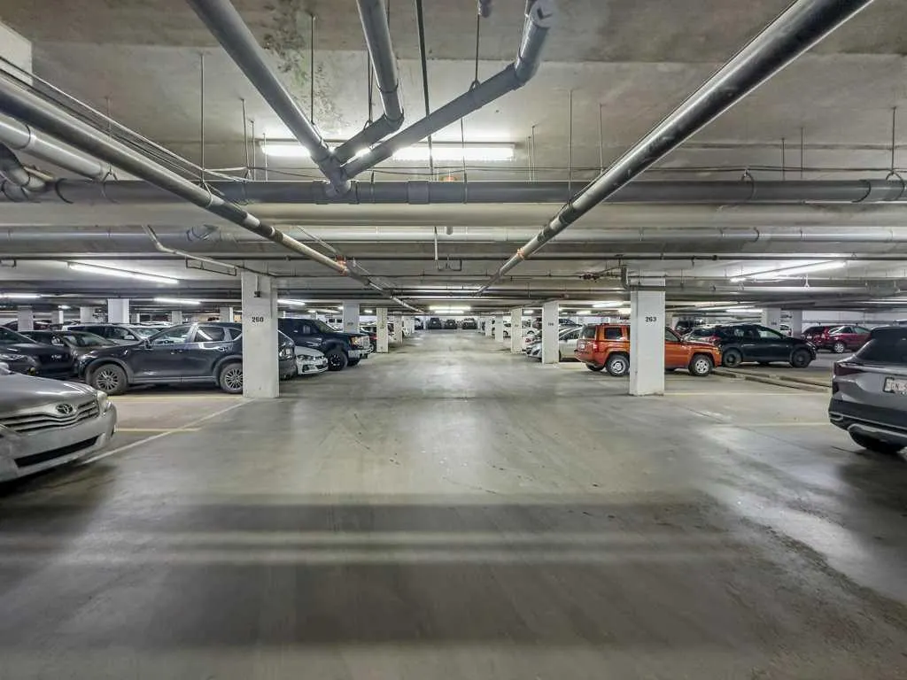 60 Royal Oak Plaza NW, #221