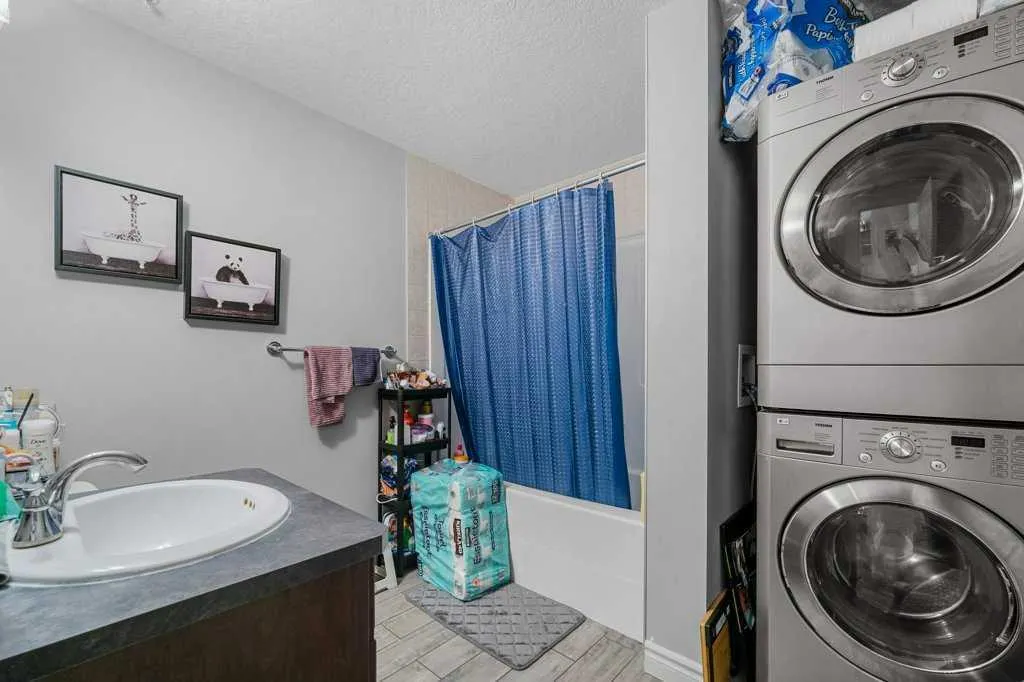 60 Royal Oak Plaza NW, #221