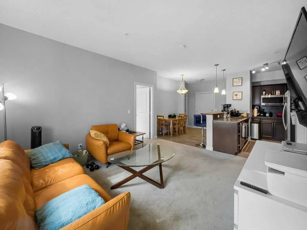 60 Royal Oak Plaza NW, #221