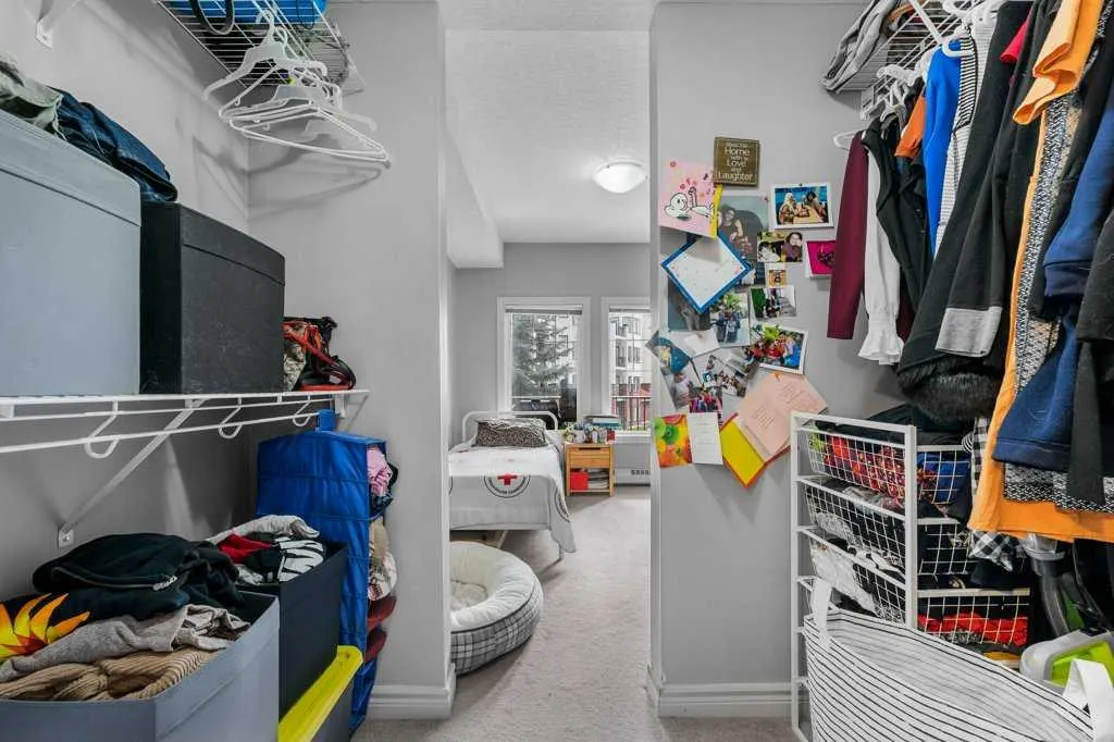 60 Royal Oak Plaza NW, #221