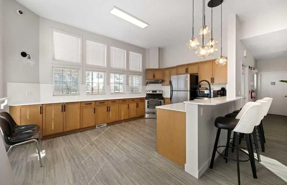 60 Royal Oak Plaza NW, #221