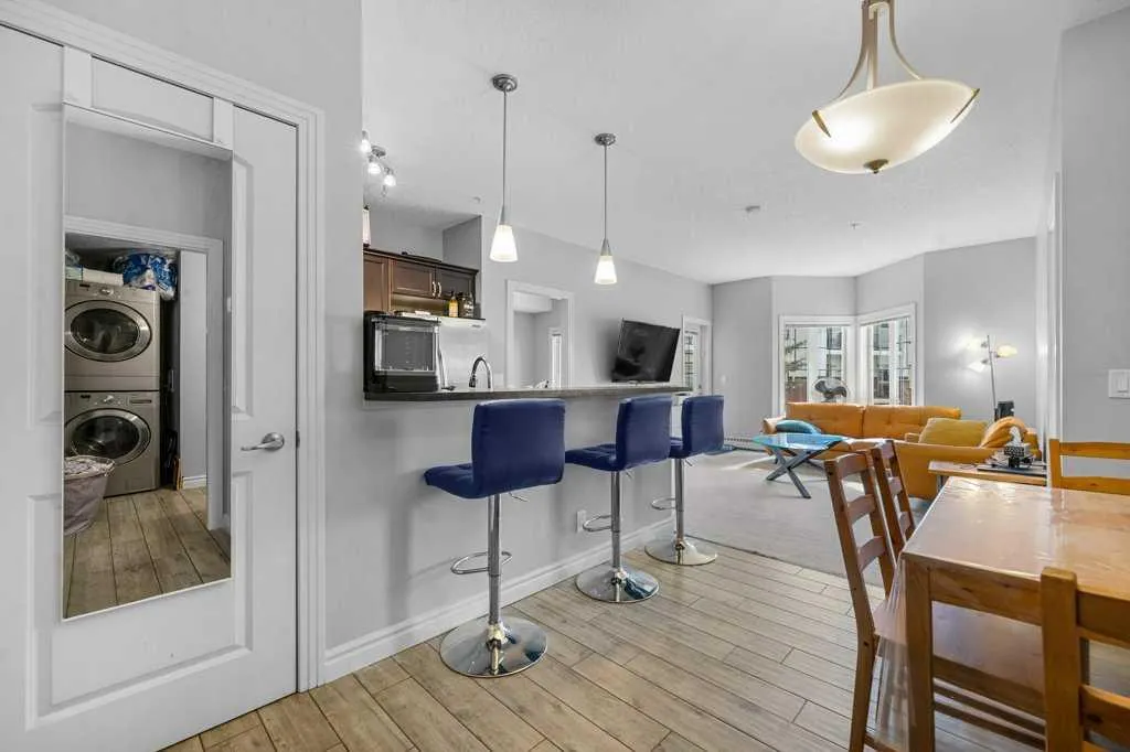 60 Royal Oak Plaza NW, #221