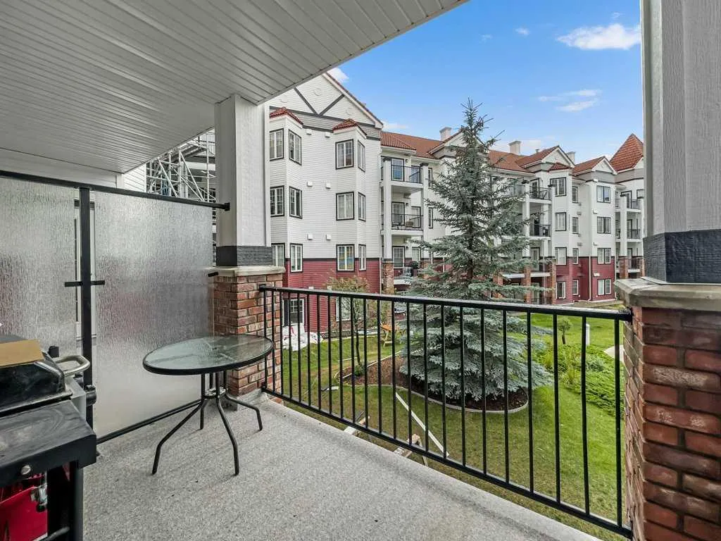 60 Royal Oak Plaza NW, #221