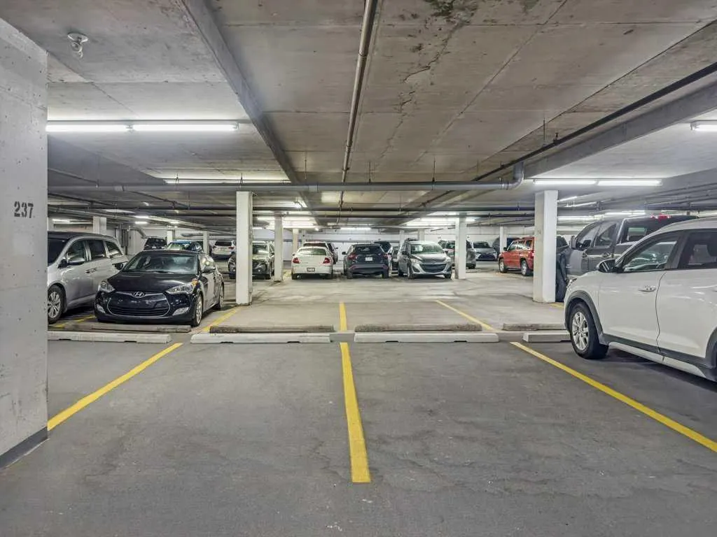 60 Royal Oak Plaza NW, #221
