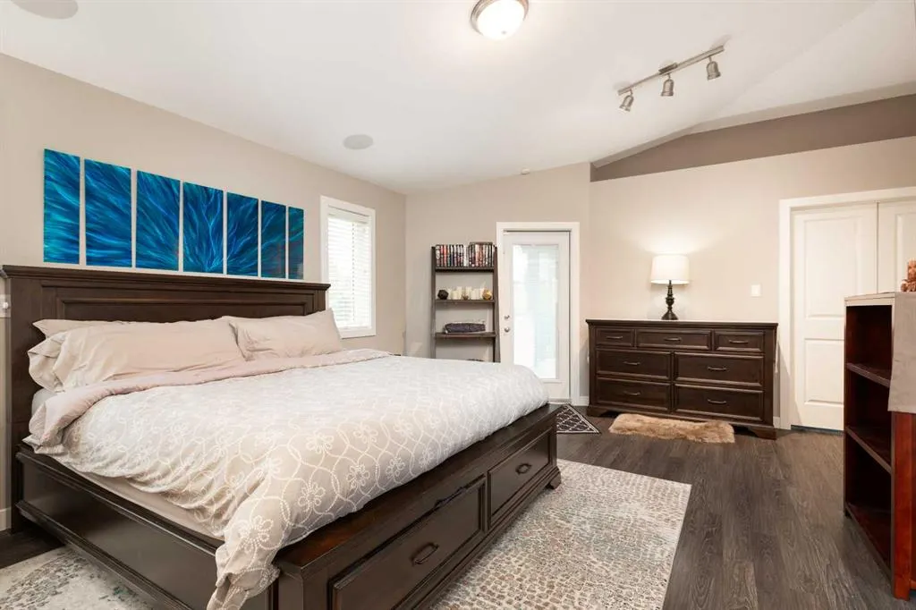 230 Couleesprings Grove S