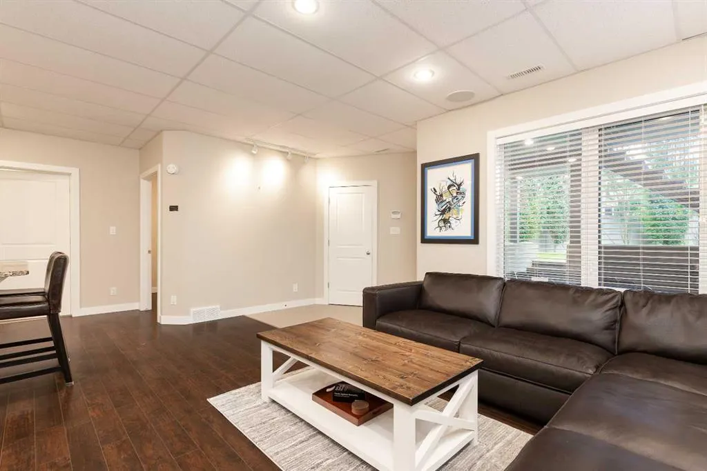 230 Couleesprings Grove S