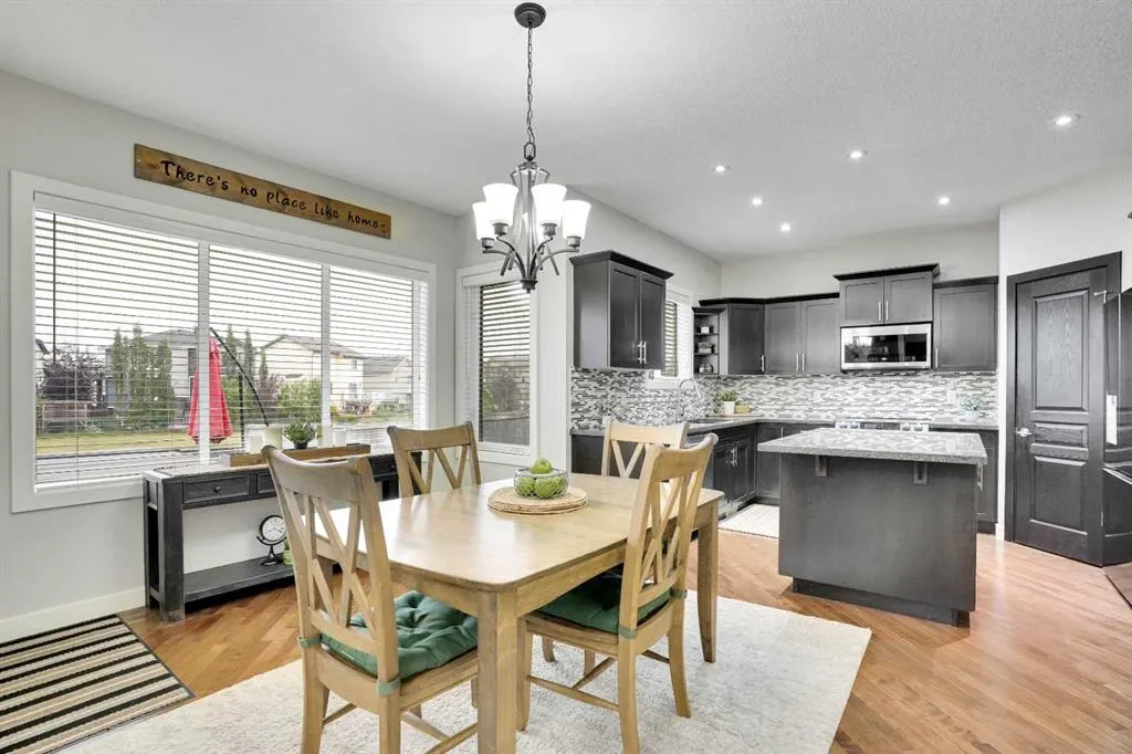 142 Luxstone View SW