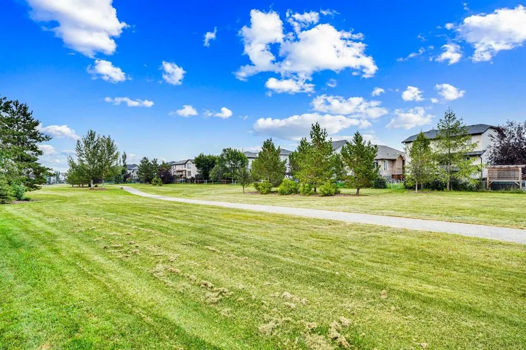 142 Luxstone View SW