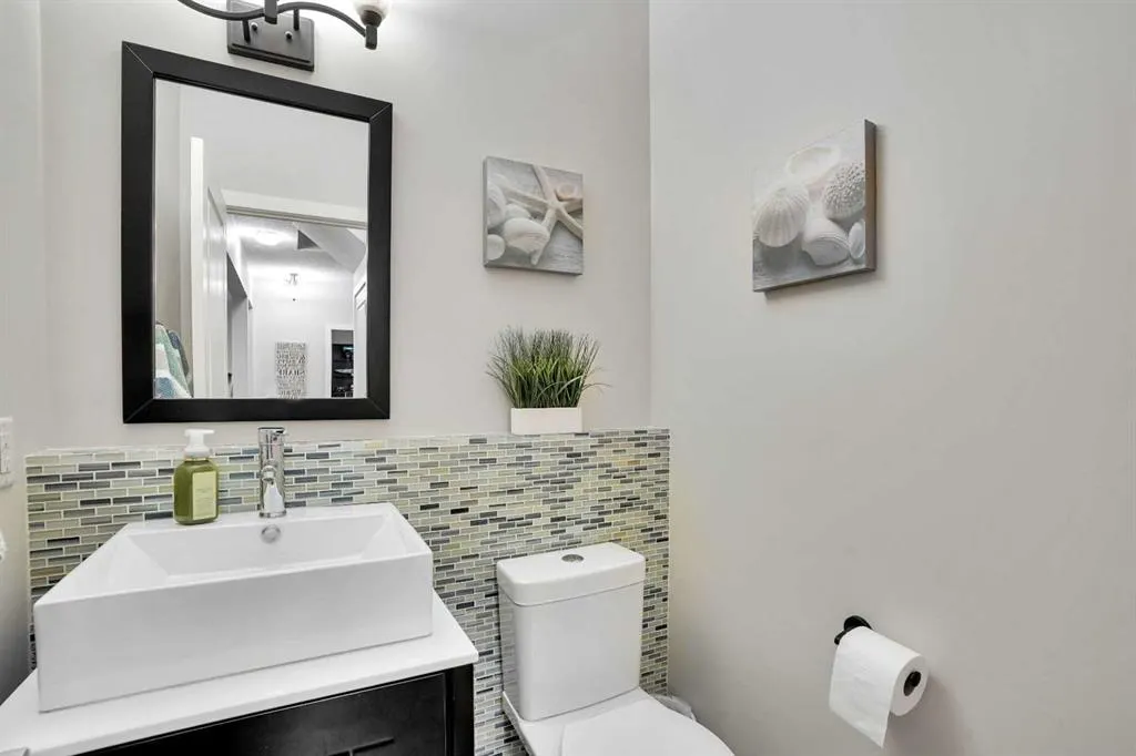 142 Luxstone View SW