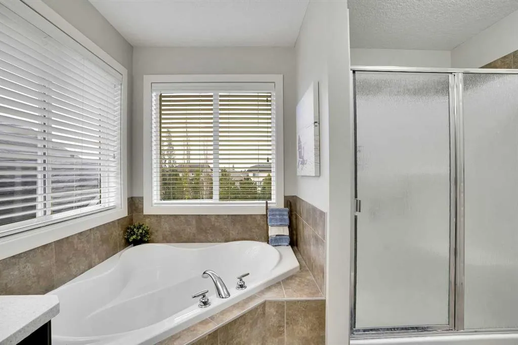 142 Luxstone View SW