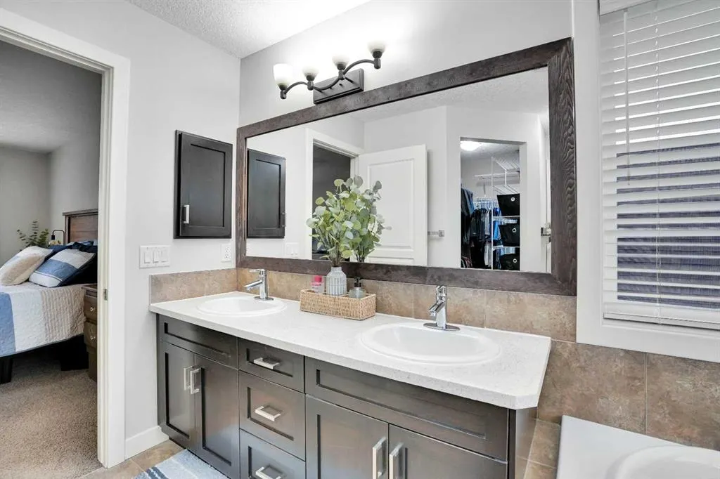 142 Luxstone View SW