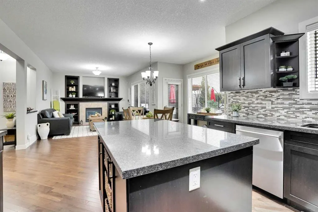 142 Luxstone View SW