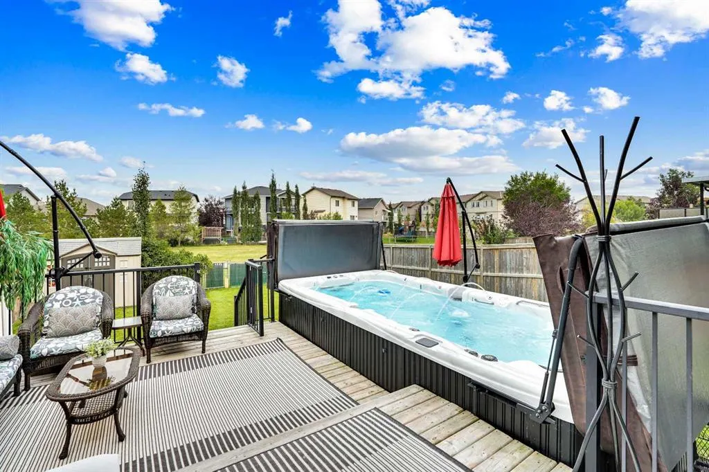 142 Luxstone View SW