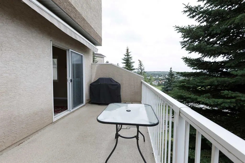 136 Country Hills Gardens NW