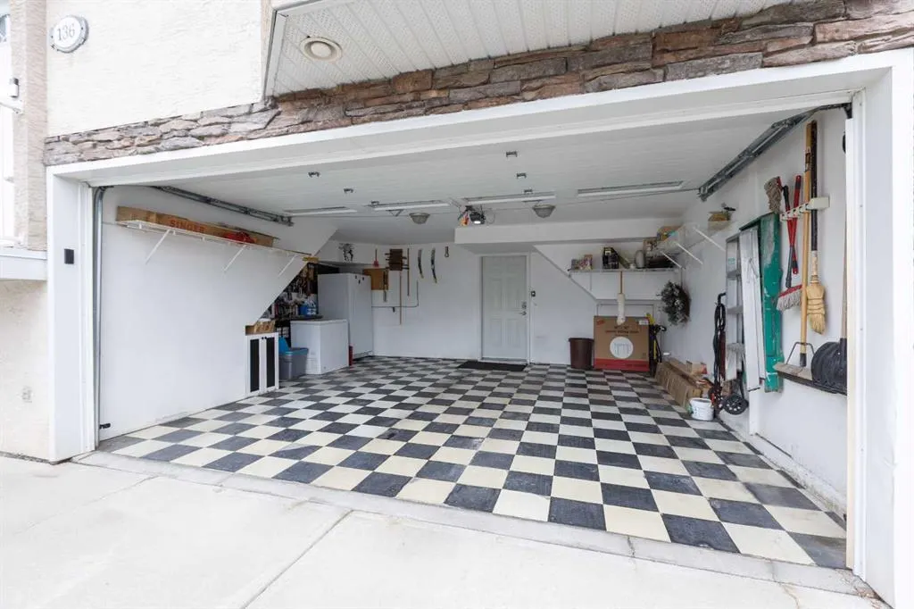 136 Country Hills Gardens NW