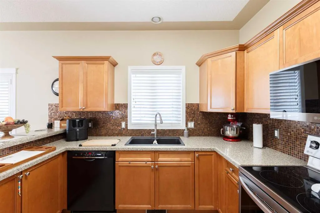 136 Country Hills Gardens NW