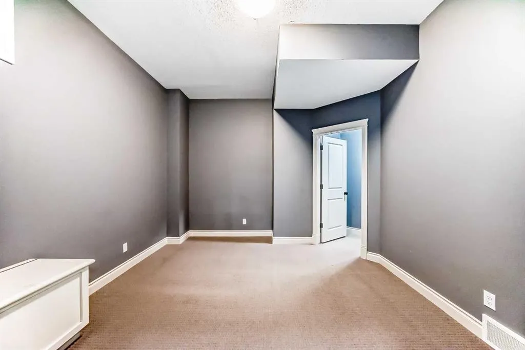 228 Kingston Way SE