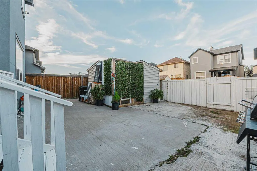 53 Saddlehorn Close NE