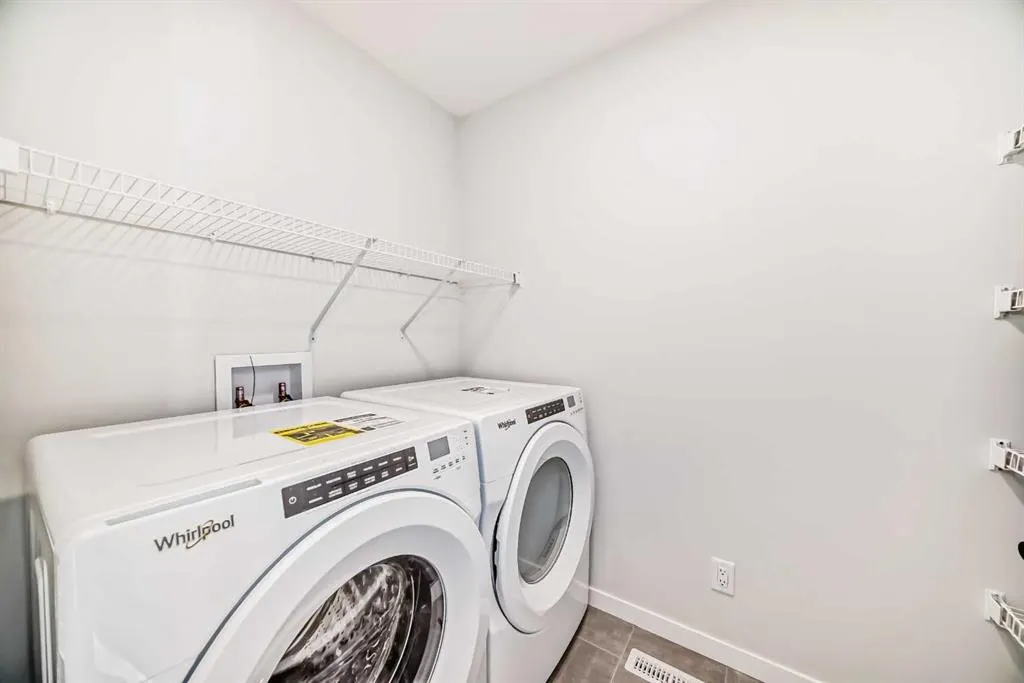 153 Edith Way NW