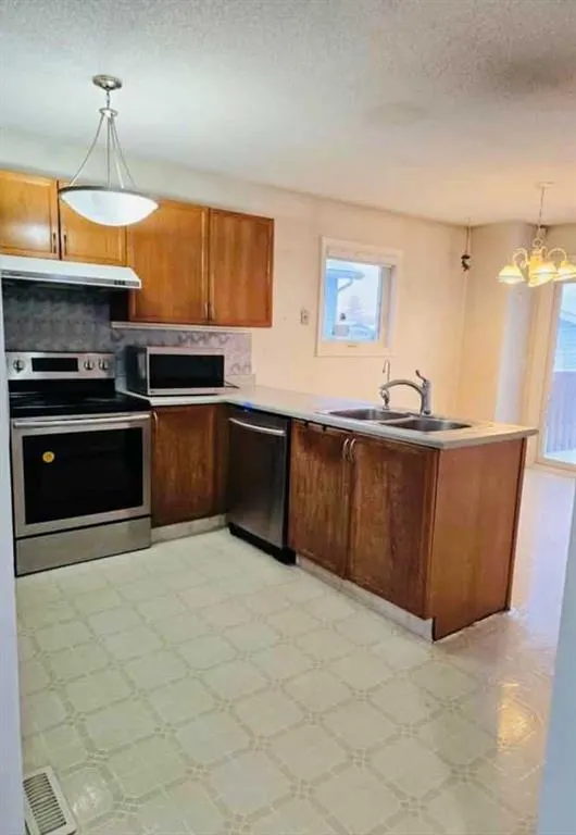 48 LA VALENCIA Gardens NE