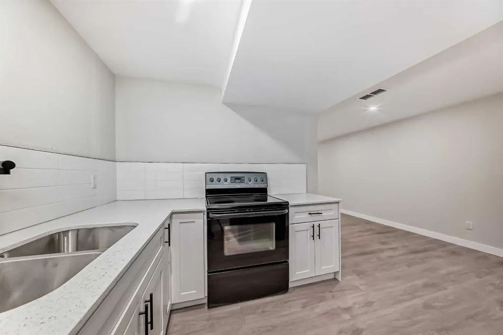 256 Penbrooke Close SE