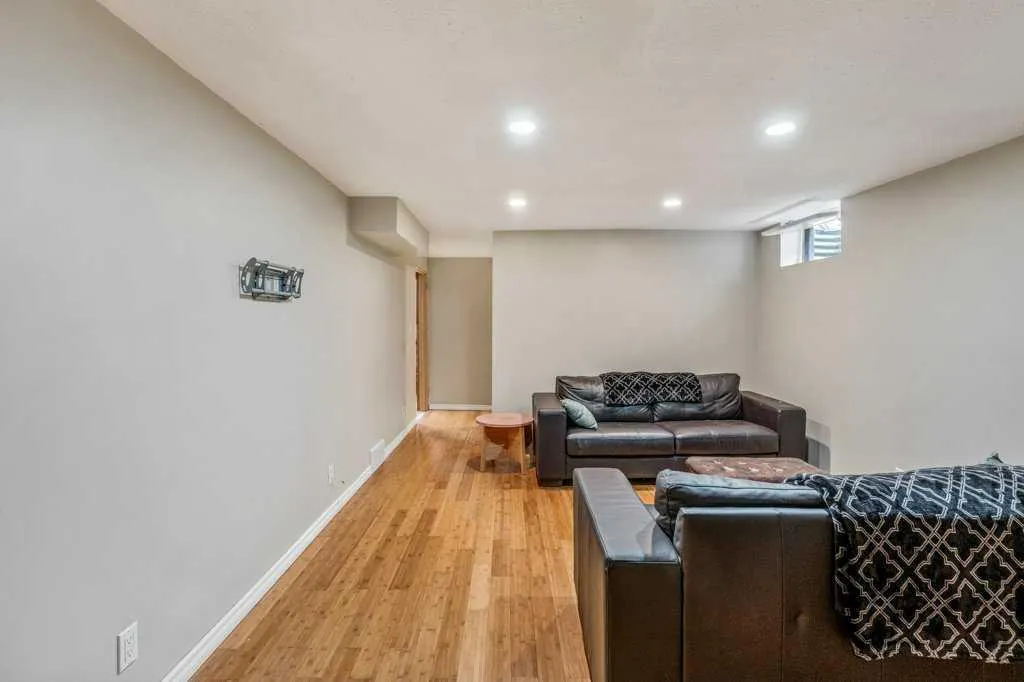 139 Laval Boulevard W