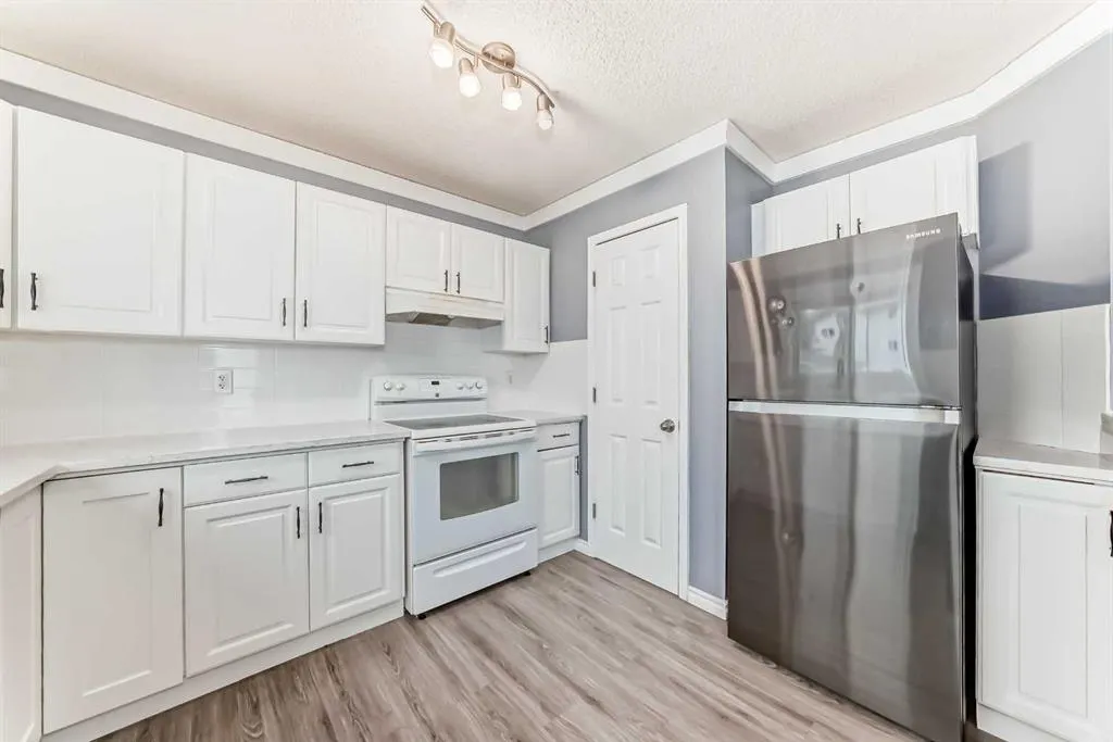 372 Arbour Grove Close NW