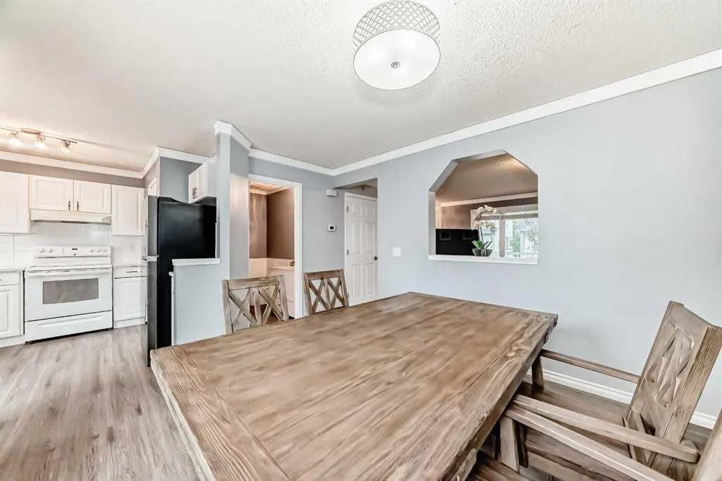 372 Arbour Grove Close NW