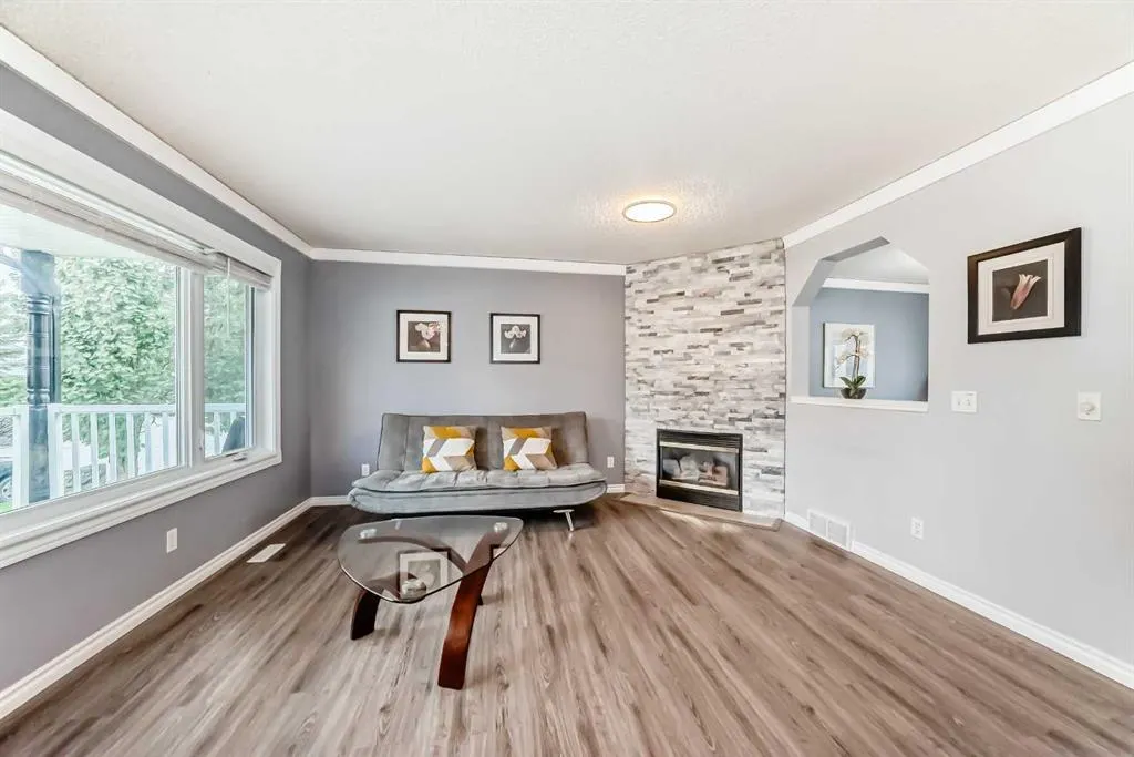 372 Arbour Grove Close NW