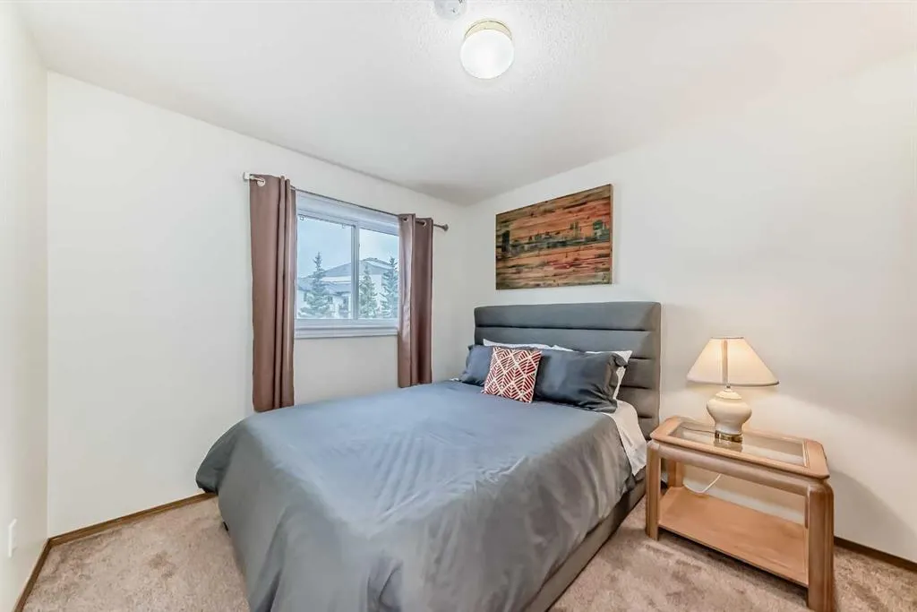 372 Arbour Grove Close NW