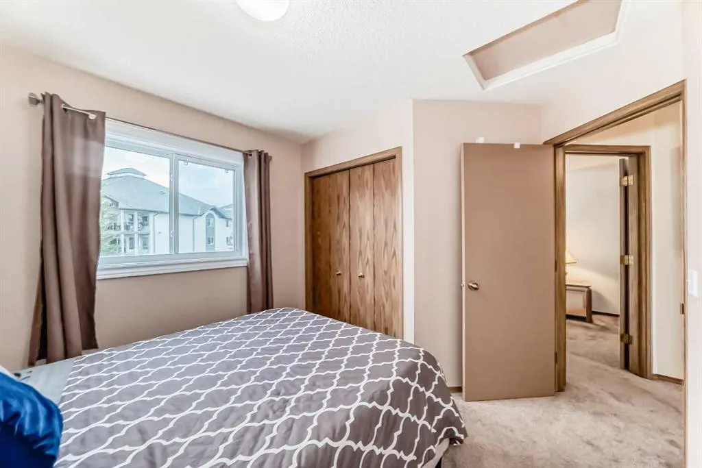 372 Arbour Grove Close NW