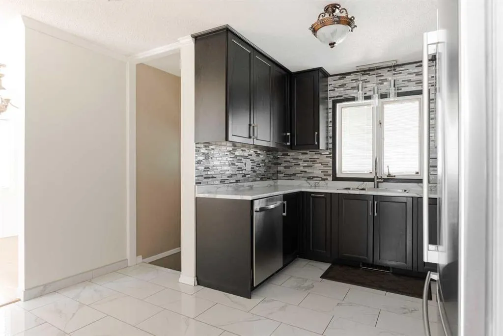 32 Moberly Crescent
