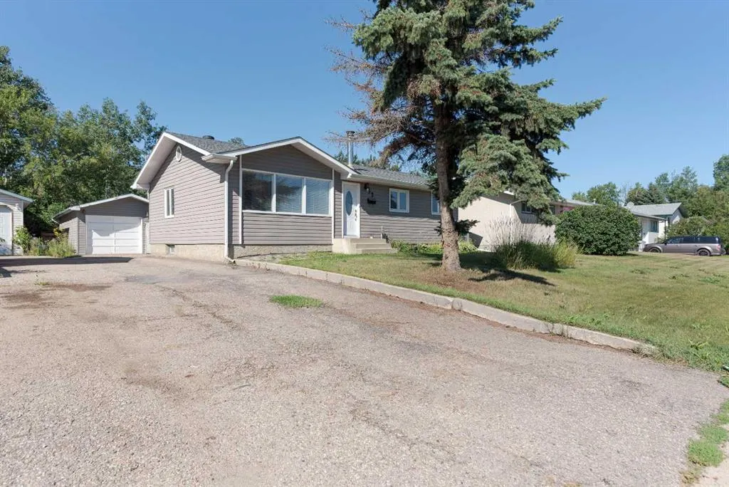 32 Moberly Crescent