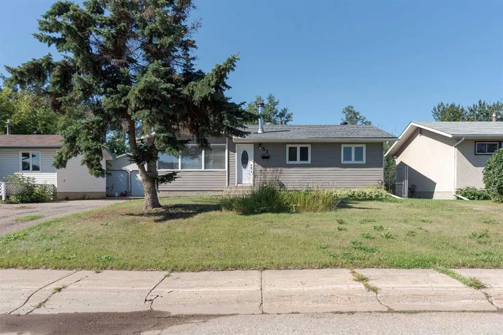 32 Moberly Crescent