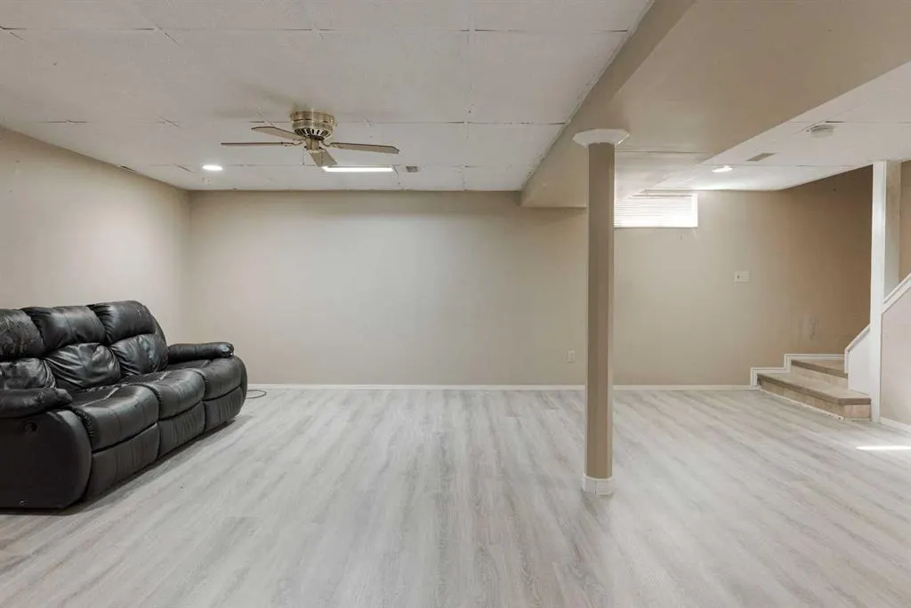 32 Moberly Crescent