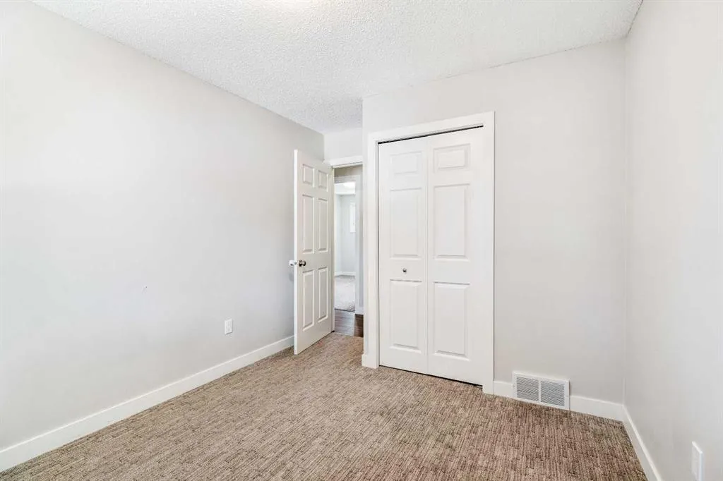 208 11 St N